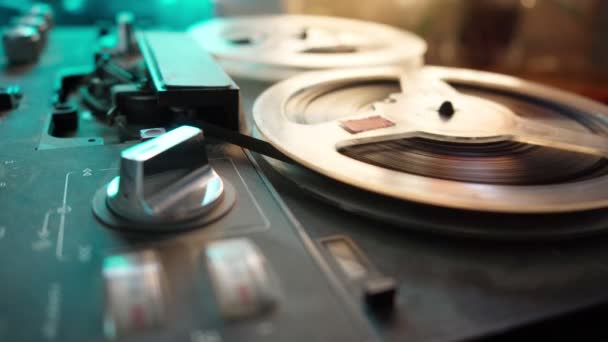Vecchio registratore riproduce la musica - Filmati, video