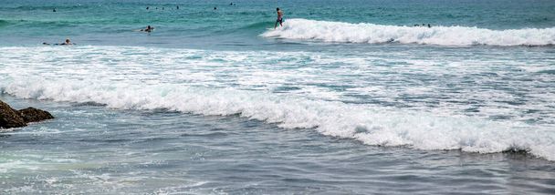 Surfen auf einem großen Wellenmeer mit einem Surfbrett. Surfer, die auf einer riesigen Welle kreuzen. Auf einer Welle reiten. - Foto, Bild