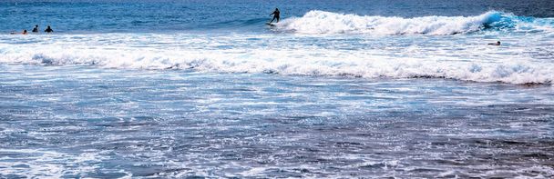 surfowanie w oceanie, męski surfer krążący wzdłuż ogromnej fali. Jazda na fali. - Zdjęcie, obraz