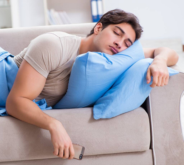 Человек, зависимый от своего мобильного телефона в постели - Фото, изображение