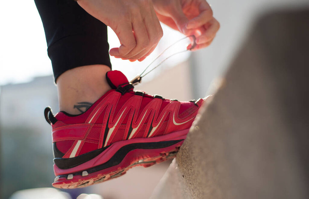 Chica en zapatos deportivos de running rojo
 - Foto, Imagen