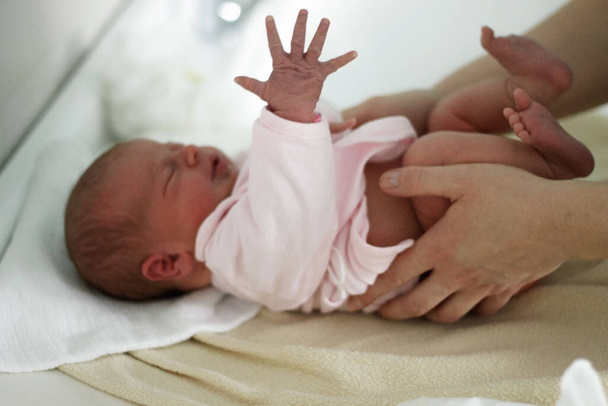 Yeni doğmuş bir bebeğin portresi. Bir gün küçük bir kız bebek. - Fotoğraf, Görsel