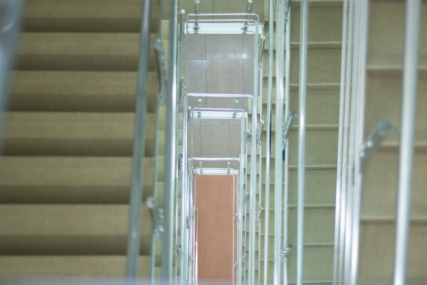 escadaria com grades no edifício
 - Foto, Imagem