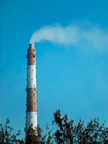 camino di fabbrica emette fumo, camini di fumo industriali, alta fabbrica industriale camino fumaioli ventilazione per rilasciare fumo e vapore isolato sullo sfondo atmosfera cielo blu. Copia spazio - Foto, immagini
