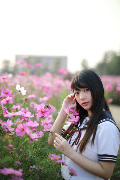 Портрет японской школьной униформы с розовым цветком космоса  - Фото, изображение