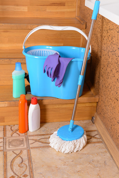 Nettoyage de maison avec balai
 - Photo, image