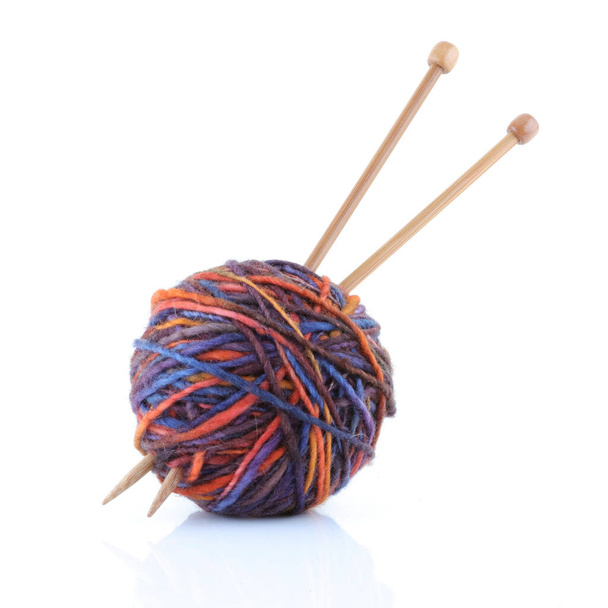 編み物針付きウール糸のボール - 写真・画像