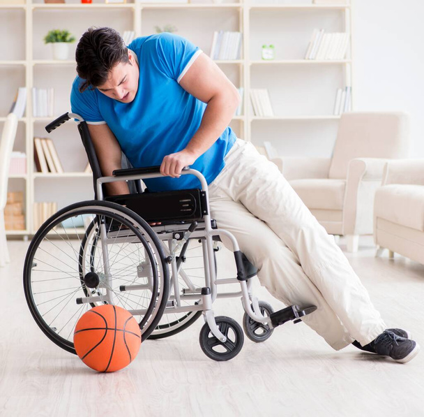 Giovane giocatore di basket sulla sedia a rotelle in recupero da infortunio - Foto, immagini