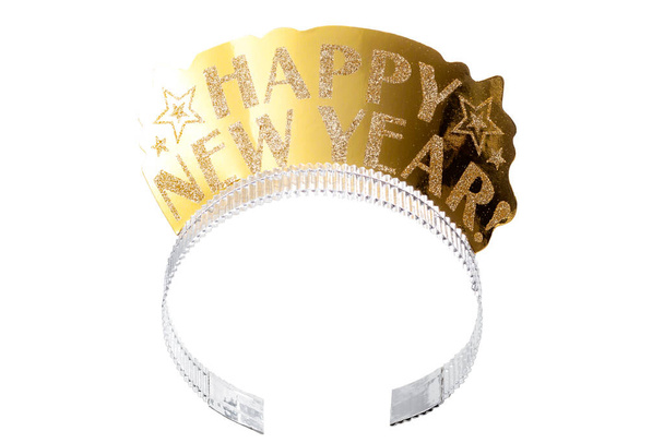 Gelukkig nieuwjaar en nieuwjaar avond party accessoires concept met een gouden kopstuk of tiara gemaakt van papier en bedekt met glanzende glitter geïsoleerd op witte achtergrond met een clip pad cutout - Foto, afbeelding