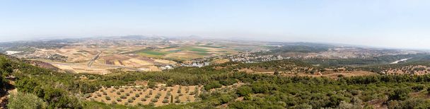 Kuzey İsrail 'deki yolları, yerleşimleri ve tarlaları olan komşu vadideki Deir el Mukhraqa Karmelit Manastırı' nın çatısından bir manzara. - Fotoğraf, Görsel