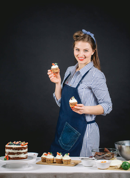 Pastry chef white woman giving masterclass of confectionery art - Valokuva, kuva