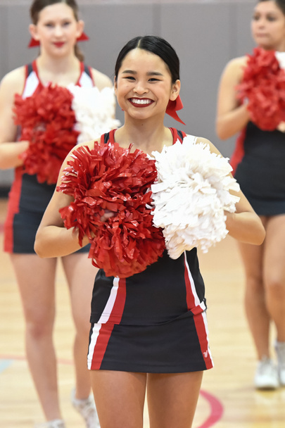 Cute Asian American Cheerlead виступає на шкільному футбольному матчі - Фото, зображення