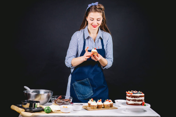Woman decorating delicious cake - Foto, immagini