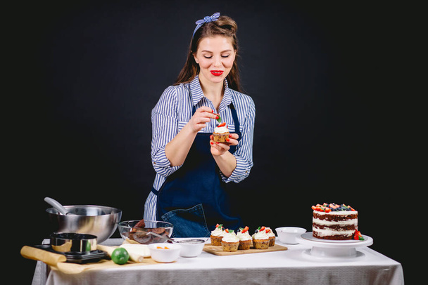 Woman decorating delicious cake - Fotoğraf, Görsel