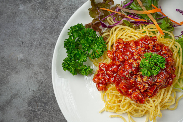 Вкусные спагетти с красивыми ингредиентами. - Фото, изображение