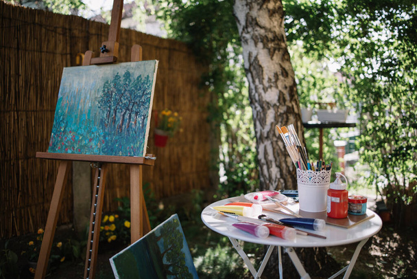 Artists workshop in backyard with tree and plants - Zdjęcie, obraz