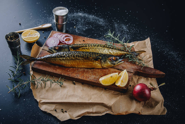  Smoked mackerel on kitchen board - Valokuva, kuva
