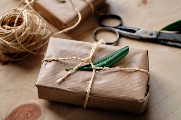 Домашние подарочные пакеты, завернутые в крафт-бумагу - Фото, изображение
