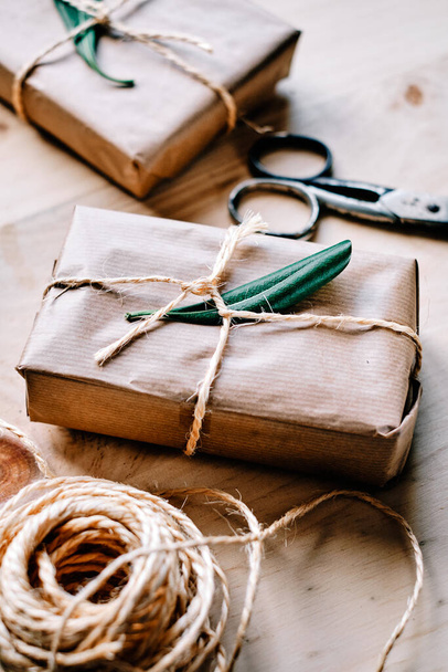 Homemade gift packages wrapped in kraft paper - Foto, Imagem