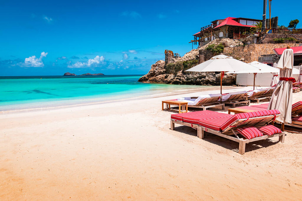 Розкішні берегові стільці та парасолька на екзотичному пляжі в Сент-Барті (Карибський острів).. - Фото, зображення