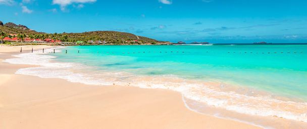 Панорама чудового білого піщаного пляжу в Сент - Бартсі (Сент - Бартельмі), що в Карибському морі. - Фото, зображення