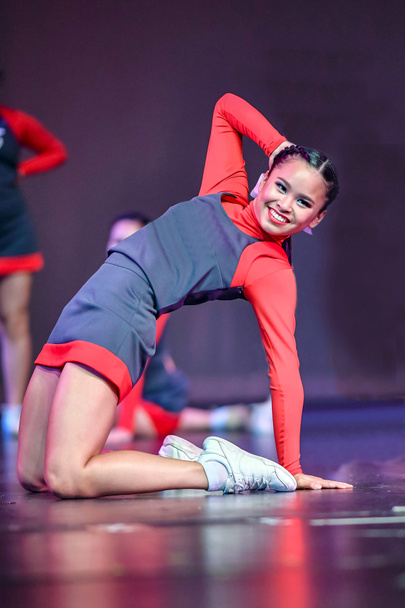 Carino ragazza adolescente che esegue balli in uno spettacolo di scuola superiore - Foto, immagini