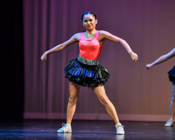 Schattig tiener meisje uitvoeren van dansen in een middelbare school show - Foto, afbeelding