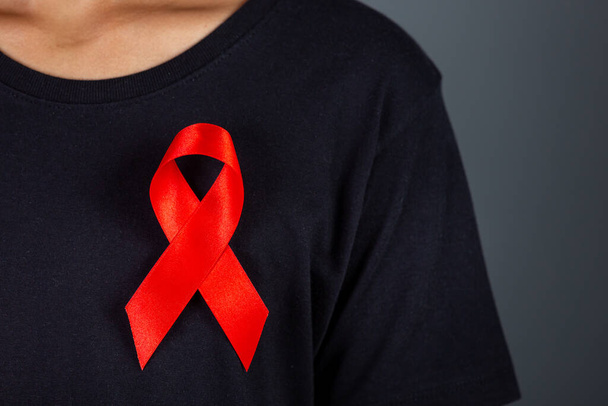 Vörös szalagot viselő férfiak. Fogalmi tudatosság. HIV-fertőzés. AIDS világnapja és a szexuális egészség világnapja. - Fotó, kép