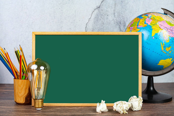 Conceito de alfabetização de dia internacional com ferramentas de aprendizagem em um fundo azul - Foto, Imagem