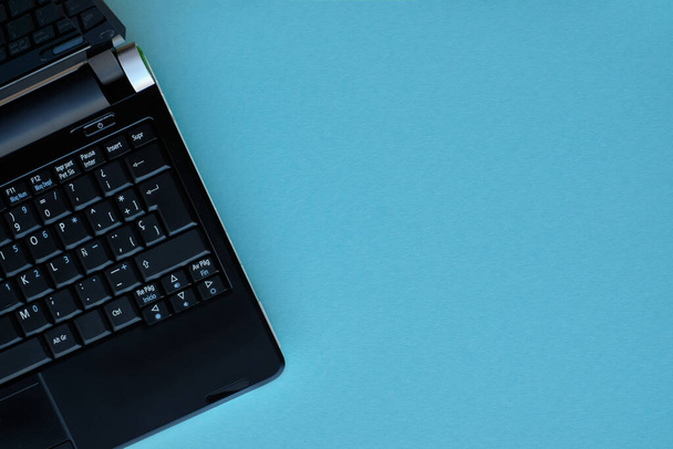 Blauer Hintergrund mit Laptop-Tastatur - Foto, Bild