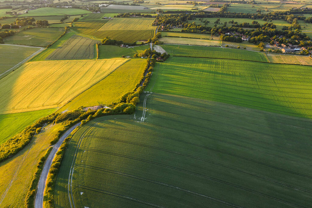 Atemberaubendes Drohnen-Landschaftsbild über sattgrünem Sommer englische Landschaft am späten Nachmittag Licht - Foto, Bild
