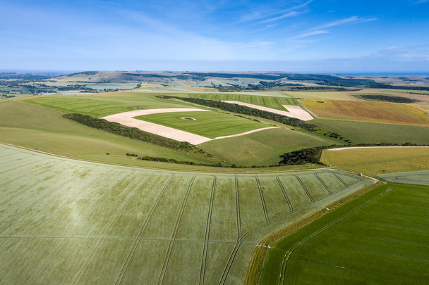 Schöne hoch fliegende Drohne Landschaft Bild von sanften Hügeln in der englischen Landschaft mit herrlich warmem Licht - Foto, Bild