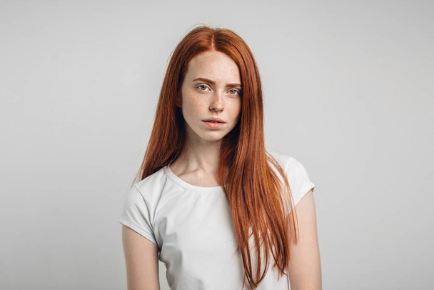 redhead girl with healthy freckled skin looking at camera - Fotoğraf, Görsel