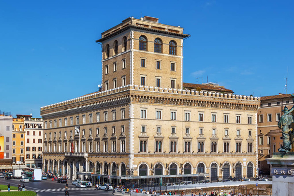 L'edificio delle Assicurazioni Generali si trova in Piazza Venezia nel centro di Roma - Foto, immagini