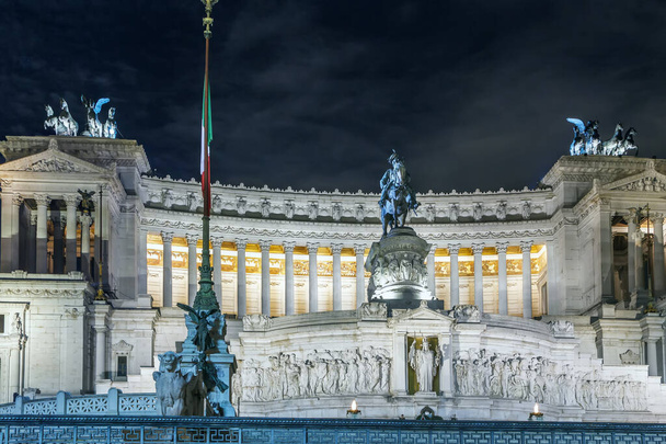 Altare della Patria, Victor Emmanuel 'in Ulusal Anıtı olarak da bilinen, birleşik İtalya' nın ilk kralı Victor Emmanuel 'in onuruna inşa edilmiş bir anıttır. Akşamları - Fotoğraf, Görsel