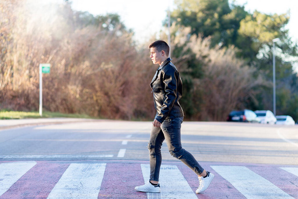 Stylish guy in causal clothes walking along city crosswalk. - Foto, Bild