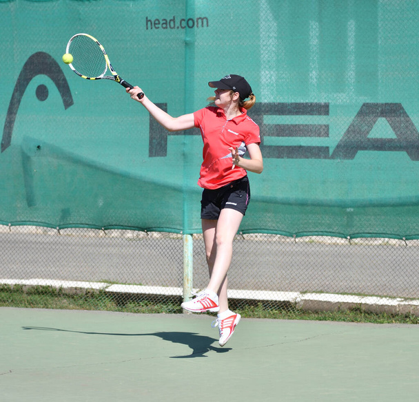 Orenburg, Russia - August 15, 2017 year: girl playing tennis on the prizes of the Tennis Federation of the Orenburg region - Foto, imagen