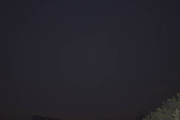 Blick auf den Kometen C / 2020 F3 (NEOWISE) über den Wolken vom Government Canyon State Natural Area, San Antonio, Texas - Foto, Bild