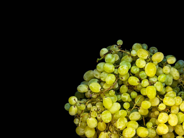 Uvas verdes doces em um fundo preto
 - Foto, Imagem
