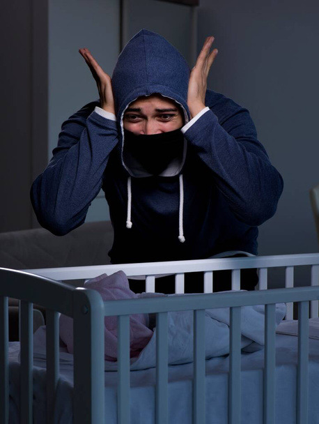 Le vol criminel bébé dans l'enfant humain traficking concept - Photo, image