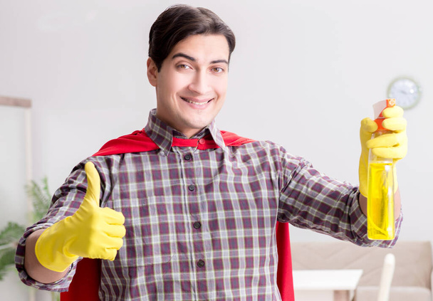 Прибиральник супергероїв робить домашнє завдання
 - Фото, зображення