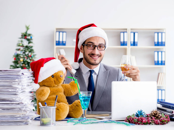 Jungunternehmer feiert Weihnachten im Büro - Foto, Bild