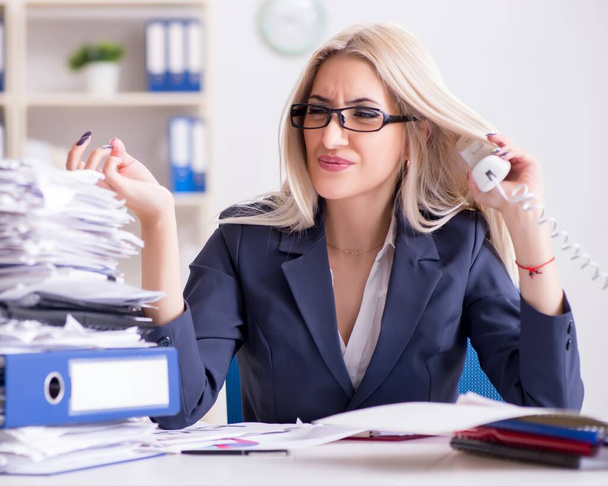Занятая деловая женщина, работающая в офисе за столом - Фото, изображение