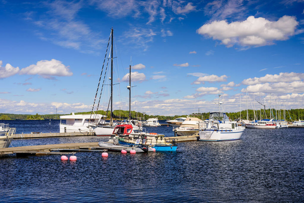 Lappeenranta, Finlande - 23 juin 2018 : port pittoresque de Lappeenranta avec des yachts et des bateaux par une journée ensoleillée d'été - Photo, image