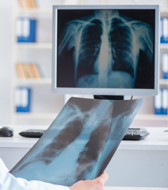 radiologista médico olhando para imagens de raios-x - Foto, Imagem