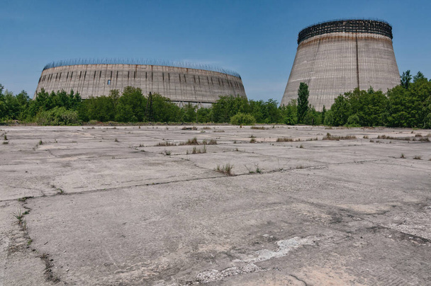 Montón de enfriamiento del edificio de Reactores en Pripyat, Zona de exclusión de Chernobyl. Chernóbil Central Nuclear Zona de Extranjería en Ucrania Unión Soviética
 - Foto, imagen