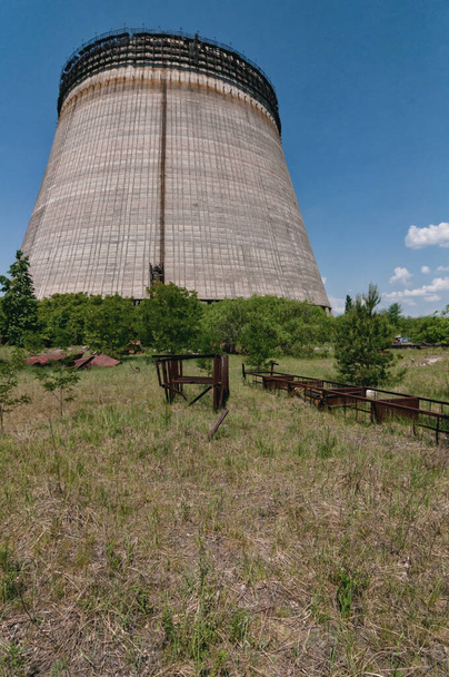Ψύξη στοίβα αντιδραστήρων κτίριο σε Pripyat, Ζώνη αποκλεισμού του Τσερνομπίλ. Πυρηνικός σταθμός ηλεκτροπαραγωγής του Τσερνομπίλ Ζώνη αλλοδαπών στην Ουκρανία Σοβιετική Ένωση - Φωτογραφία, εικόνα