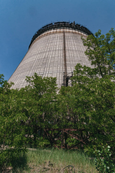 Budynek reaktorów chłodniczych w Prypeci, strefa wyłączona z Czarnobyla. Elektrownia atomowa w Czarnobylu Strefa alienacji na Ukrainie Związek Radziecki - Zdjęcie, obraz