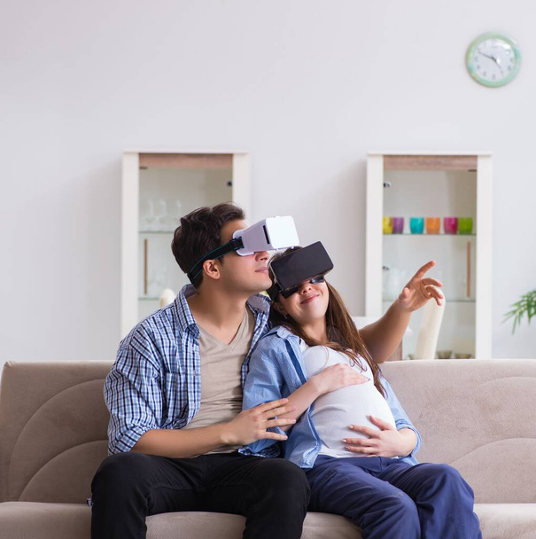 Молода пара пробує окуляри віртуальної реальності
 - Фото, зображення