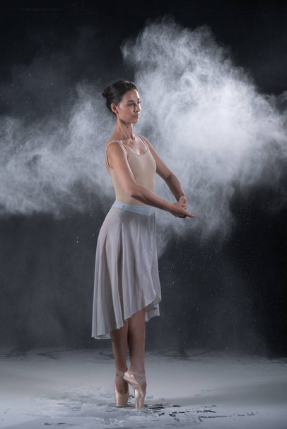 балерина танцует в студии с белой мукой - Фото, изображение